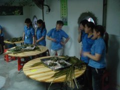 巧媳婦、新酷男，老節(jié)日，新過法！--記端午節(jié)DIY包粽子比賽